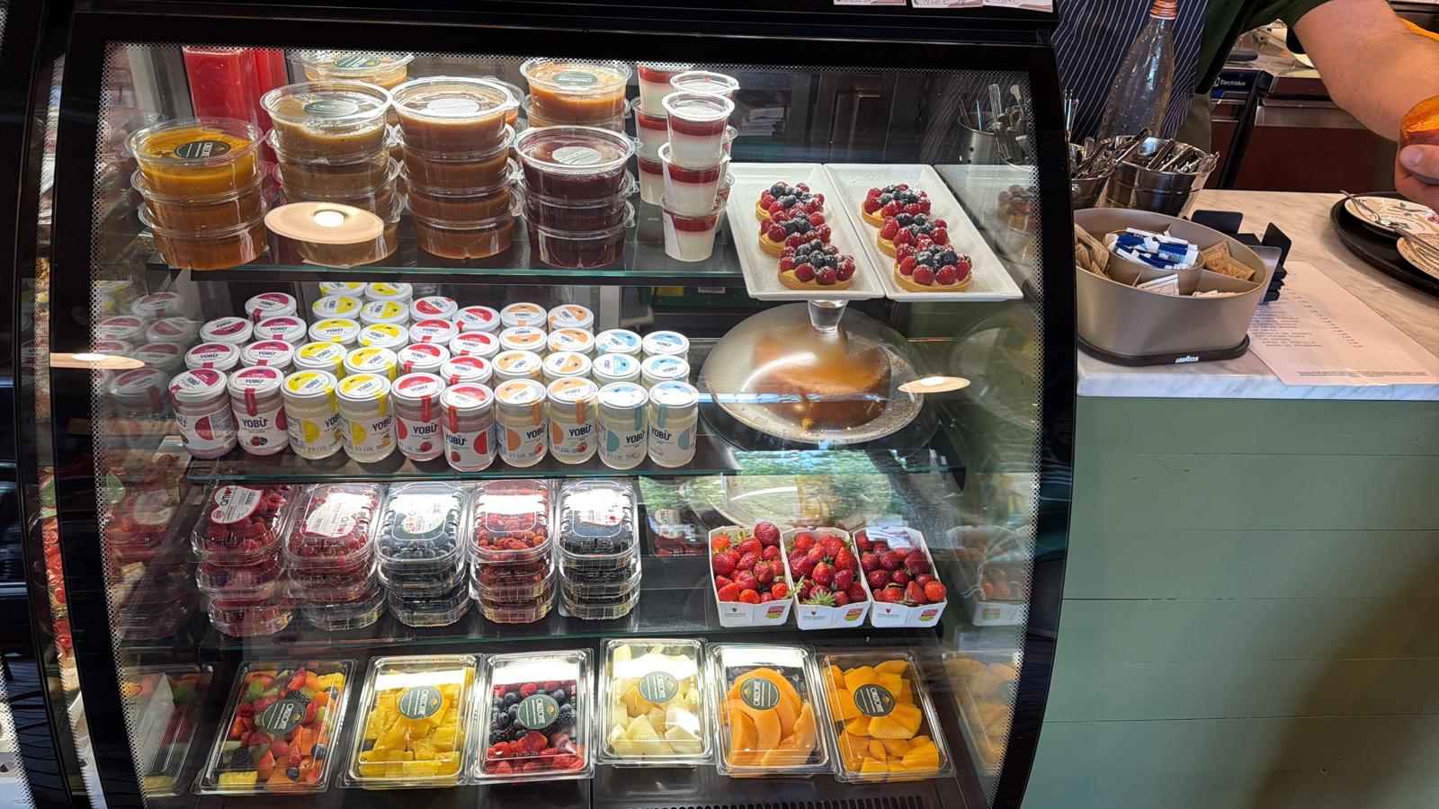 Dolci, yogurt e frutta fresca pronta da Orizzonte