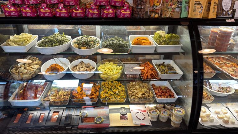 Banco gastronomia con contorni e verdure pronte