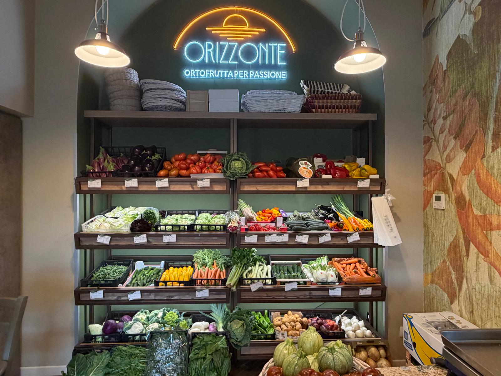 Banco ortofrutta con insegna Orizzonte