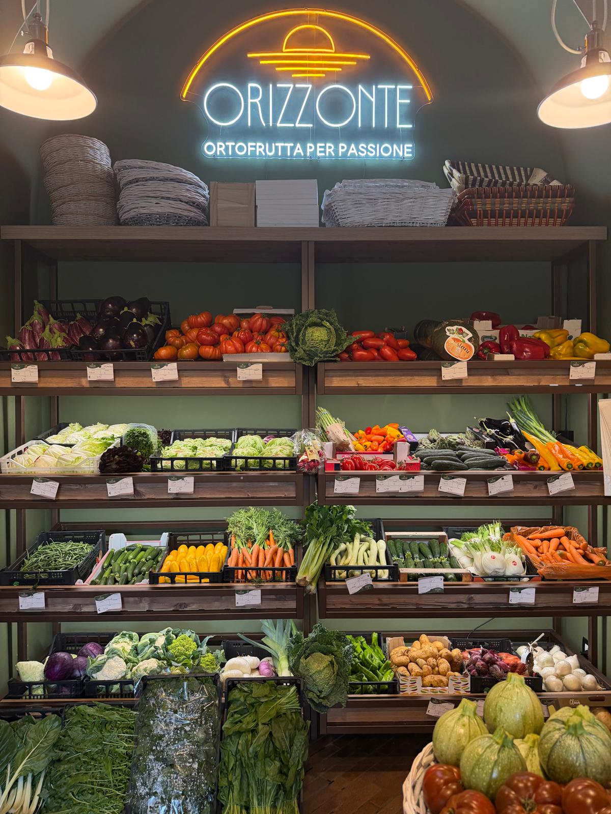 Scaffali di frutta e verdura fresca da Orizzonte Brescia