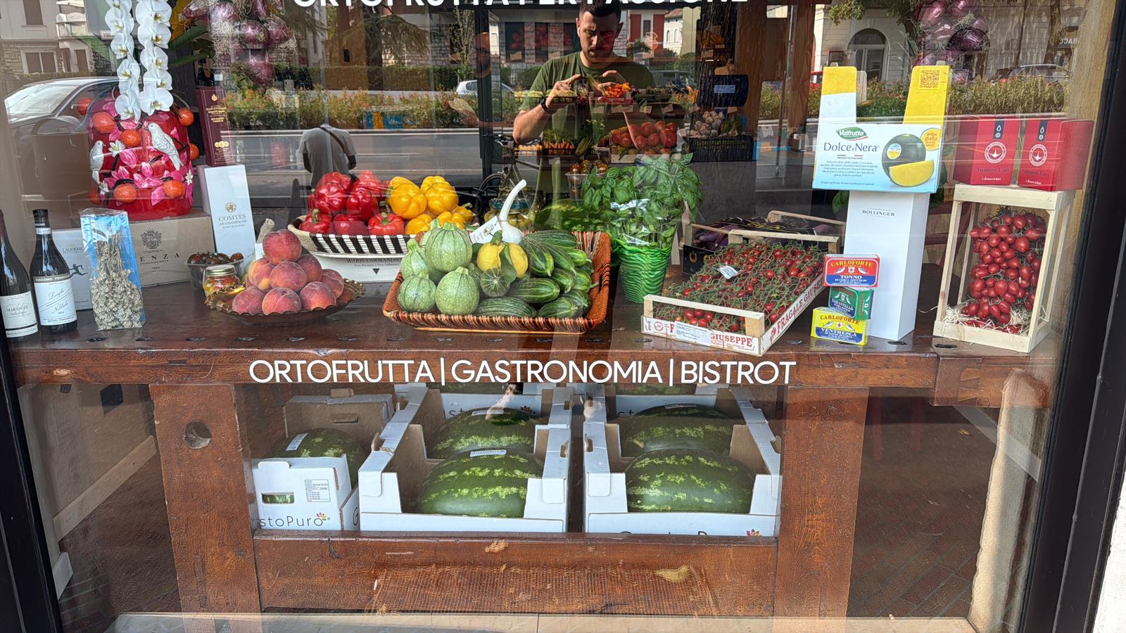 Vetrina di Orizzonte con frutta e verdura di stagione